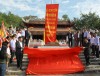 Trường Đại học Sao Đỏ cung tiến bức phù điêu đá khắc hai chữ “Đăng khoa” tại Đền nữ Tiến sĩ Nguyễn Thị Duệ