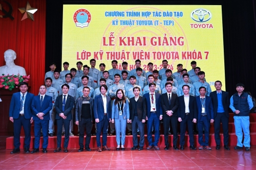 Khai giảng lớp kỹ thuật viên Toyota khóa 7 năm học 2023-2024 và trao học bổng Toyota 2023