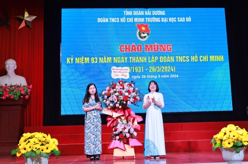 NGƯT.TS. Nguyễn Thị Kim Nguyên – Phó Bí thư Đảng ủy, Phó Hiệu trưởng Nhà trường tặng hoa chúc mừng Đoàn trường
