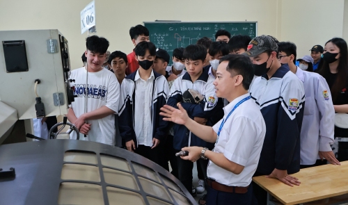 Trường Đại học Sao Đỏ chào đón đoàn cán bộ, học sinh Trường THPT Ninh Giang II đến thăm quan thực tế