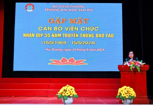 NGƯT. TS. Nguyễn Thị Kim Nguyên – Phó Bí thư Đảng ủy, Hiệu trưởng đã ôn lại quá trình xây dựng và phát triển Nhà trường