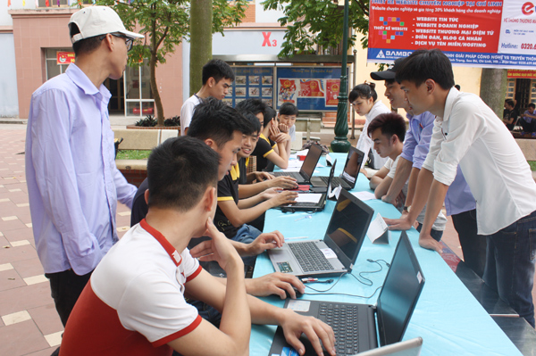 Câu lạc bộ truyền thông sinh viên Trường Đại học Sao Đỏ tổ chức  “Ngày hội sửa máy tính miễn phí cho sinh viên”