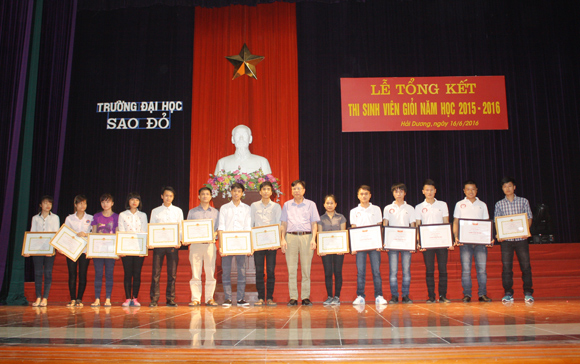 Trường Đại học Sao Đỏ tổ chức Lễ tổng kết thi sinh viên giỏi năm học 2015-2016