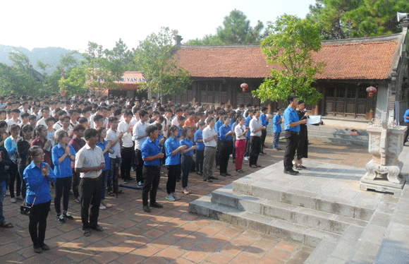 Đoàn TNCS Hồ Chí Minh trường Đại học Sao Đỏ tổ chức Lễ dâng hương tại  Đền thờ thầy giáo Chu Văn An và nữ Tiến sĩ Nguyễn Thị Duệ