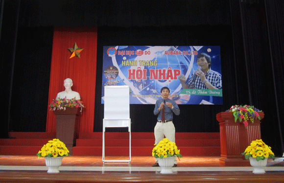 Tiến sĩ Lê Thẩm Dương nói chuyện chuyên đề "Hành trang hội nhập" với sinh viên Trường Đại học Sao Đỏ