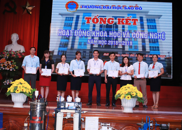 TS Nguyễn Thị Kim Nguyên – Phó Hiệu trưởng nhà trường trao thưởng cho các nhóm tác giả đạt giải nhất, nhì, ba và khuyến khích tại Hội thi Sáng tạo khoa học và Công nghệ năm học 2018-2019