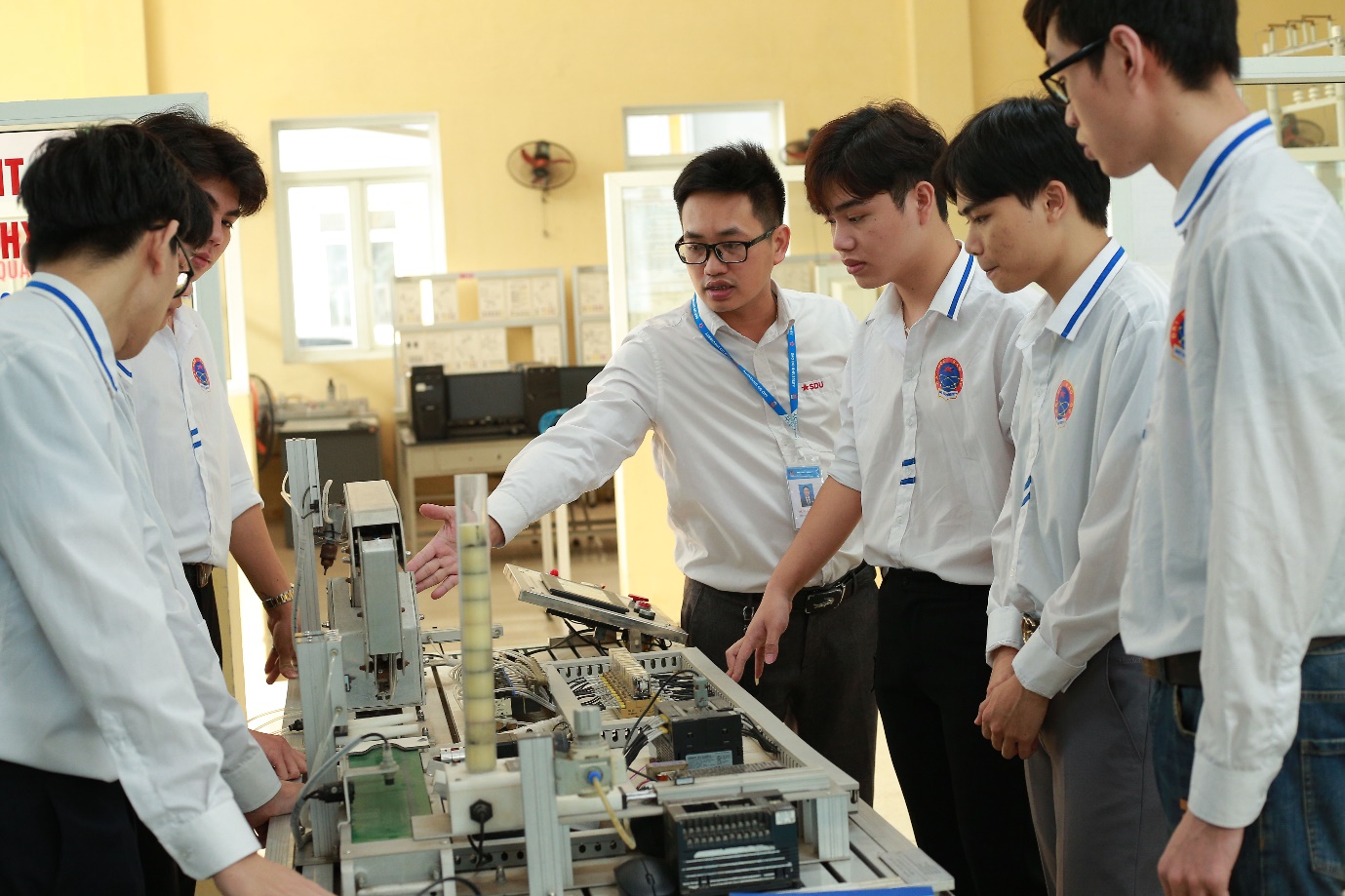 Sinh viên thực hành hệ thống dây chuyền cơ điện tử của Trường Đại học Sao Đỏ
