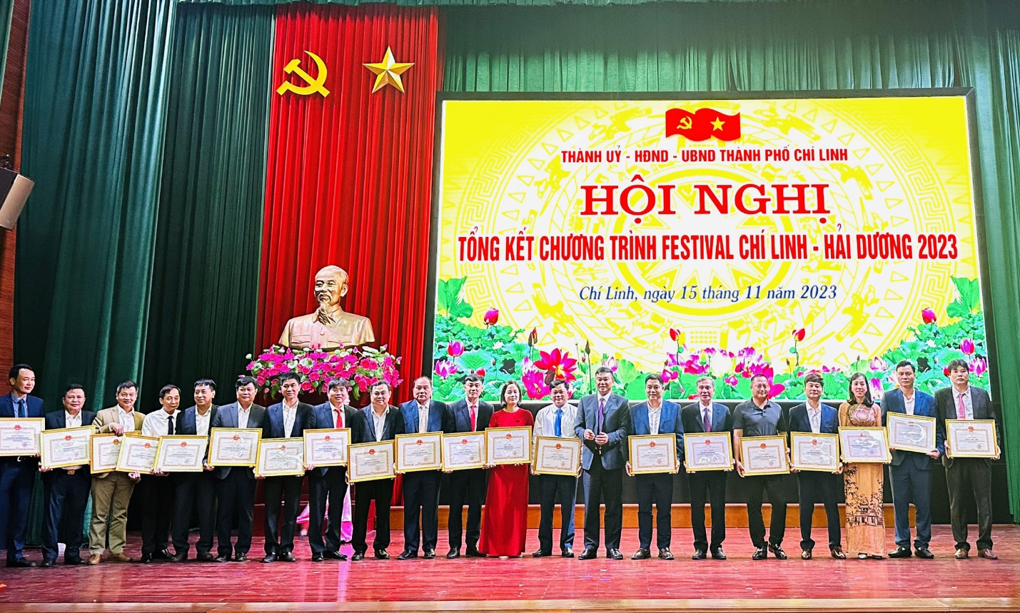 Các tập thể và cá nhân của Trường Đại học Sao Đỏ vinh dự được UBND thành phố Chí Linh khen thưởng tại Hội nghị tổng kết chương trình Festival Chí Linh – Hải Dương
