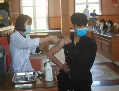 100% viên chức, giảng viên và trên 99% sinh viên Trường Đại học Sao Đỏ được tiêm vaccine phòng Covid-19