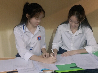 Hai chị em Dương Mỹ Hoa (bên phải) và Dương Mỹ Linh tại phòng ký túc xá Trường Đại học Sao Đỏ