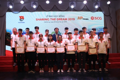 Phạm Đăng Toàn (hàng đầu từ trái sang) nhận học bổng Sharing The Dream 2019 của Tập đoàn SCG