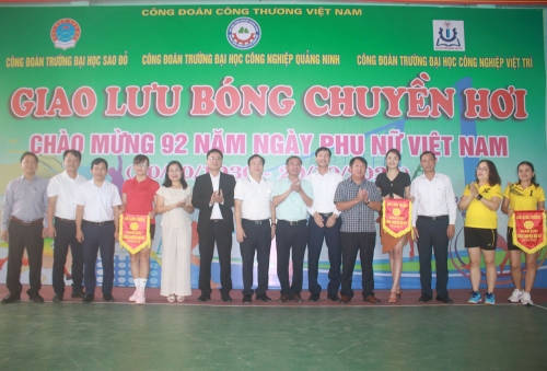 Các đồng chí trong Ban thường vụ Đảng ủy, Hội đồng trường, Công đoàn của ba trường chụp lưu niệm cùng các đội bóng