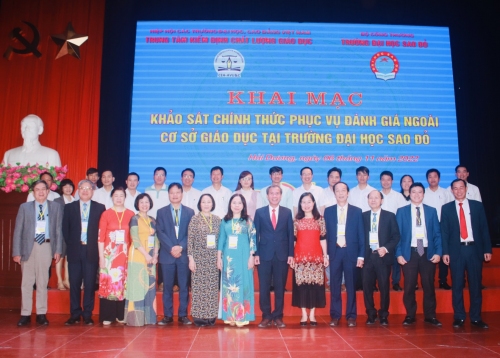 Ban Giám hiệu Nhà trường cùng Hội đồng tự đánh giá chụp ảnh lưu niệm cùng đoàn đánh giá