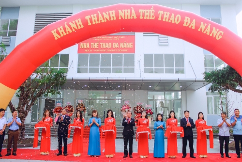 Lãnh đạo Nhà trường cắt băng khánh thành Nhà thể thao đa năng