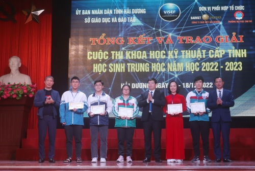 Ban Tổ chức cuộc thi Khoa học kỹ thuật cấp tỉnh học sinh trung học năm học 2002-2003 trao 02 giải Nhất cho Trường THCS Lê Quý Đôn và Trường THCS Nguyễn Trãi