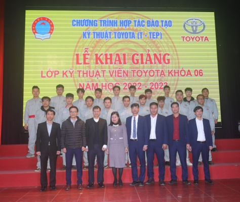 Khai giảng lớp kỹ thuật viên Toyota khóa 6 năm học 2022-2023  và trao học bổng Toyota 2022