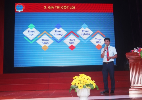 Thầy và trò Trường Trung học phổ thông Quế Võ số 3 thăm quan thực tế  tại Trường Đại học Sao Đỏ