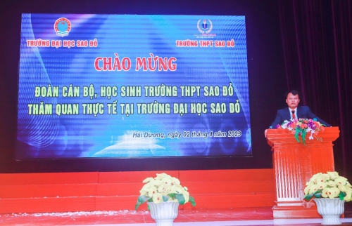 NGƯT. TS. Nguyễn Trọng Các – Chủ tịch Hội đồng trường phát biểu chào mừng đoàn cán bộ, học sinh Trường THPT Sao Đỏ về thăm quan thực tế tại Nhà trường