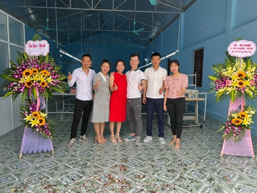 Cựu sinh viên Mạc Như Phương (mặc váy đỏ) – Giám đốc Công ty TNHH may Duy Phương trong ngày khai trương