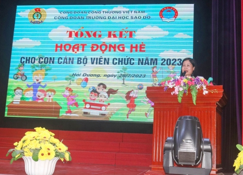 NGƯT.TS Nguyễn Thị Kim Nguyên – Phó Bí thư Đảng ủy, Phó Hiệu trưởng, Chủ tịch Công đoàn trường phát biểu tại buổi tổng kết