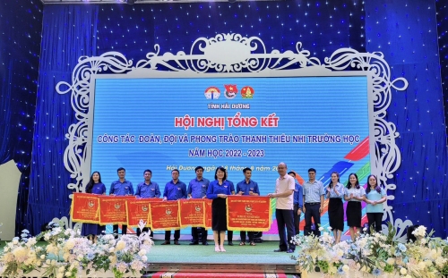 Đoàn TNCS Hồ Chí Minh Trường Đại học Sao Đỏ vinh dự được Trung ương Đoàn trao tặng Cờ thi đua – Đơn vị xuất sắc trong công tác đoàn và phong trào thanh niên trường học năm học 2022-2023