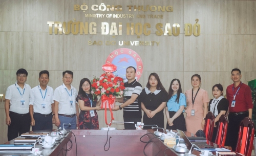 Công ty TNHH Luxshare – ICT (Việt Nam) tặng hoa Nhà trường