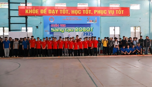 Các đội robocon chuẩn bị thi đấu cọ sát cấp trường