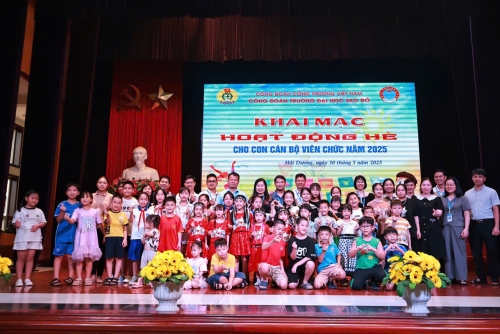 Ban lãnh đạo và các cháu thiếu niên, nhi đồng chụp ảnh lưu niệm