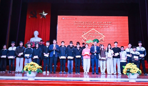 Ngân hàng Agribank chi nhánh Hải Dương II trao quà Tết cho sinh viên Trường Đại học Sao Đỏ có hoàn cảnh khó khăn vượt khó vươn lên trong học tập