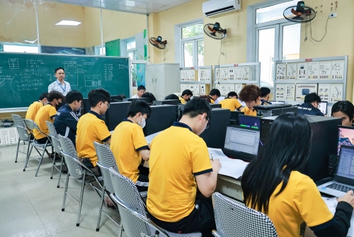 Sinh viên học tập tại Trung tâm thực hành, thực nghiệm khoa Điện