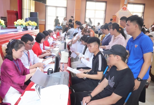 Trường Đại học Sao Đỏ tưng bừng chào đón tân sinh viên khóa 17 nhập học