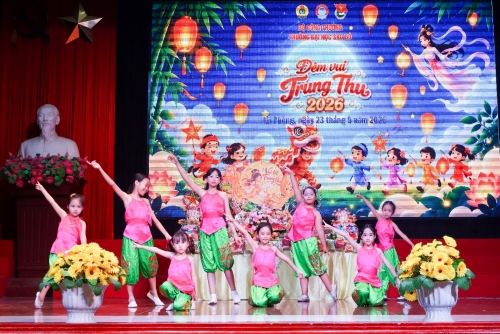 Rộn ràng “Đêm vui Trung thu 2026” cùng con cán bộ, viên chức, người lao động Trường Đại học Sao Đỏ