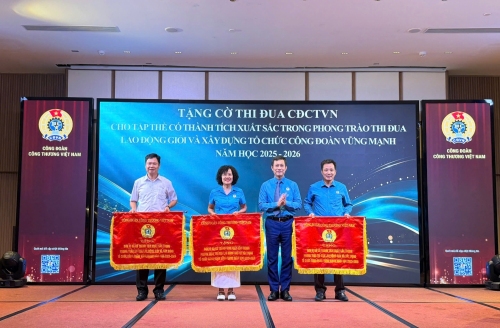 Đại diện Công đoàn Trường Đại học Sao Đỏ, đồng chí Cao Văn Biên - Chủ tịch Công đoàn trường nhận Cờ thi đua xuất sắc của Công đoàn Công Thương Việt Nam trao tặng