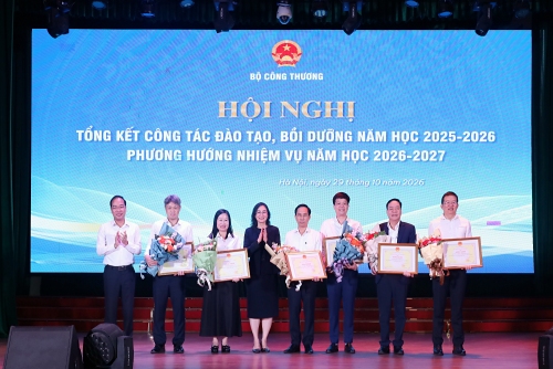Trường Đại học Sao Đỏ nhận Bằng khen của Bộ Công Thương và danh hiệu Tập thể lao động xuất sắc năm học 2025-2026