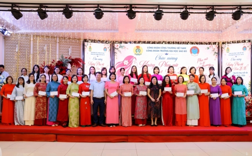 Trường Đại học Sao Đỏ tôn vinh nữ viên chức tiêu biểu nhân Ngày Phụ nữ Việt Nam 20/10