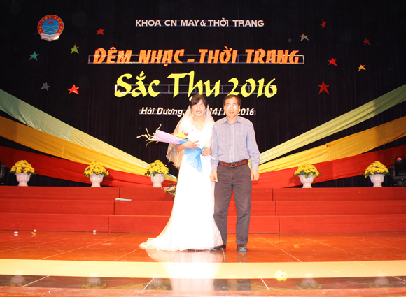 Khoa Công nghệ May và Thời trang tổ chức Đêm nhạc – Thời trang “Sắc thu” chào mừng ngày Nhà giáo Việt Nam 20/11/2016