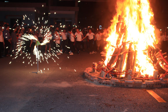 Phóng sự ảnh: Tưng bừng Hội trại kỷ niệm 50 năm truyền thống đào tạo Trường Đại học Sao Đỏ