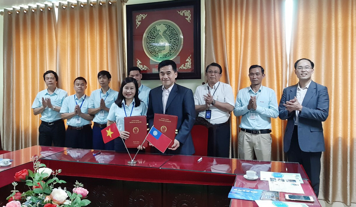 Trường Đại học Sao Đỏ ký thỏa thuận hợp tác với  Trường Đại học Công nghệ Hoa Hạ - Đài Loan