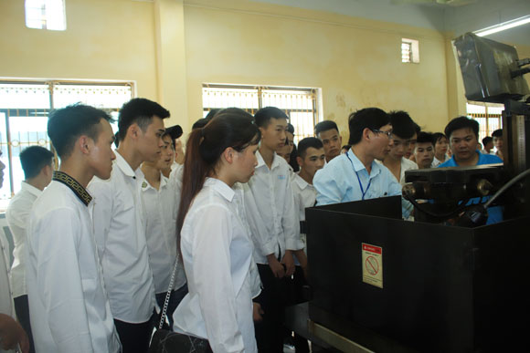 Học sinh Trung tâm GDNN, GDTX huyện Cao Lộc, tỉnh Lạng Sơn thăm quan hướng nghiệp tại Trường Đại học Sao Đỏ