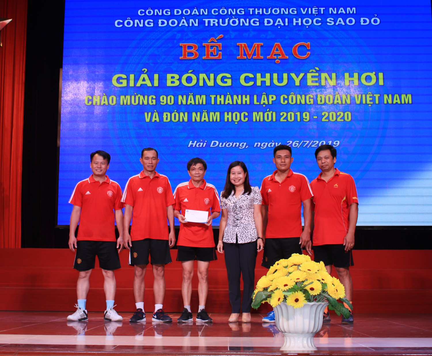 Bế mạc giải bóng chuyền hơi chào mừng 90 năm thành lập  Công đoàn Việt Nam và đón năm học mới 2019-2020