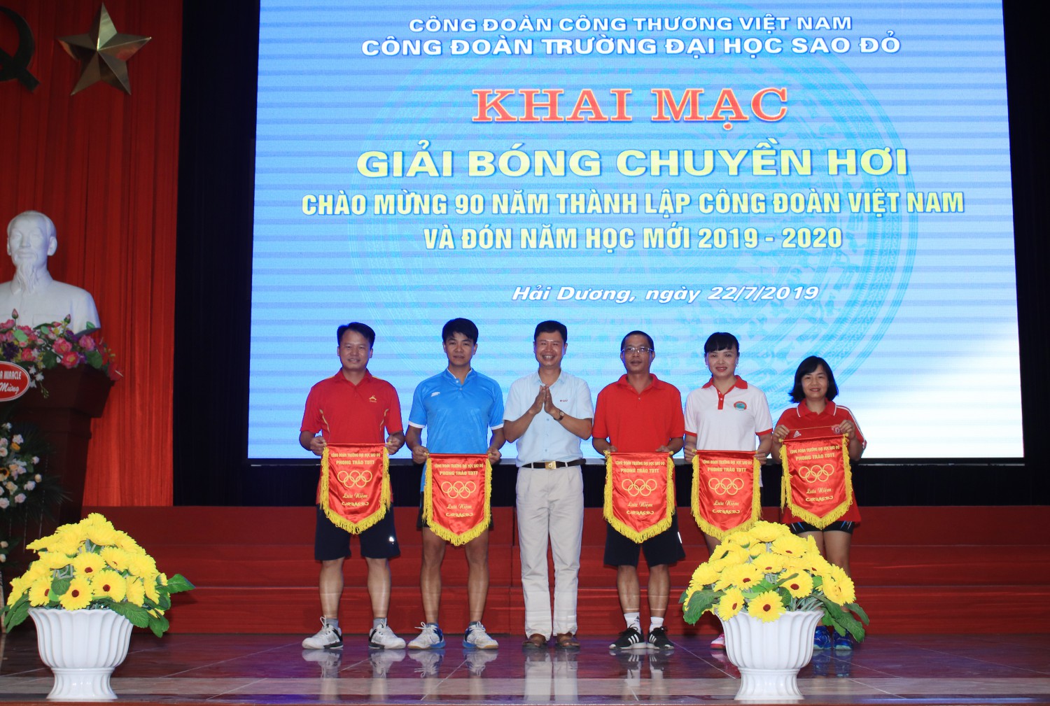 Khai mạc giải bóng chuyền hơi chào mừng 90 năm thành lập  Công đoàn Việt Nam và đón năm học mới 2019-2020