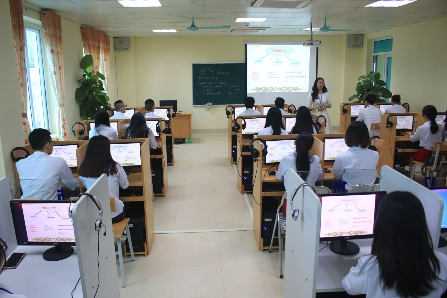 Sinh viên ĐH Y dược TPHCM trở lại học Chụp ảnh vị trí ngồi mỗi giờ học   Tuổi Trẻ Online
