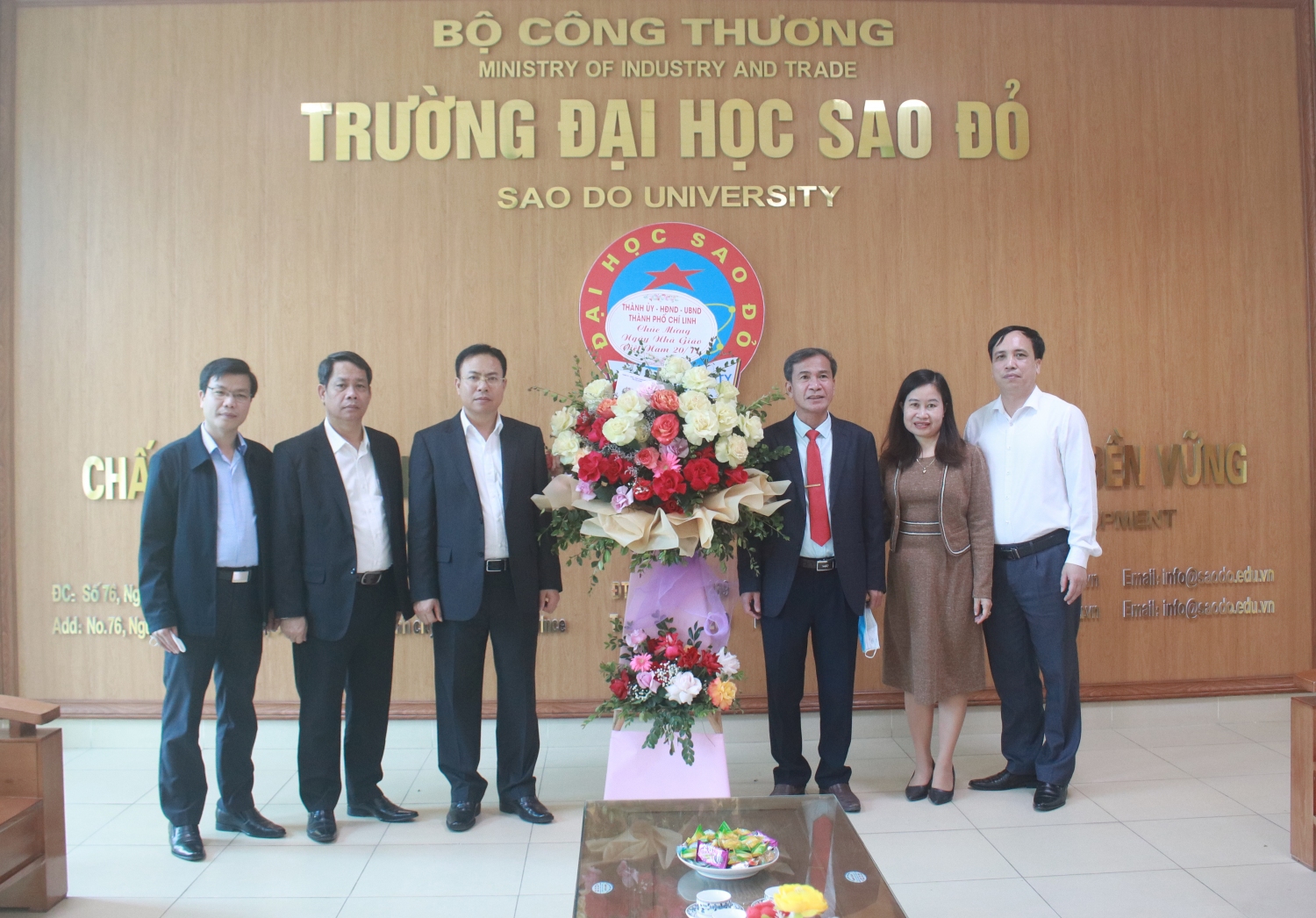 Đồng chí Hoàng Quốc Thưởng - Ủy viên Ban Thường vụ Tỉnh ủy, Bí thư Thành ủy Chí Linh tặng hoa chúc mừng nhà trường