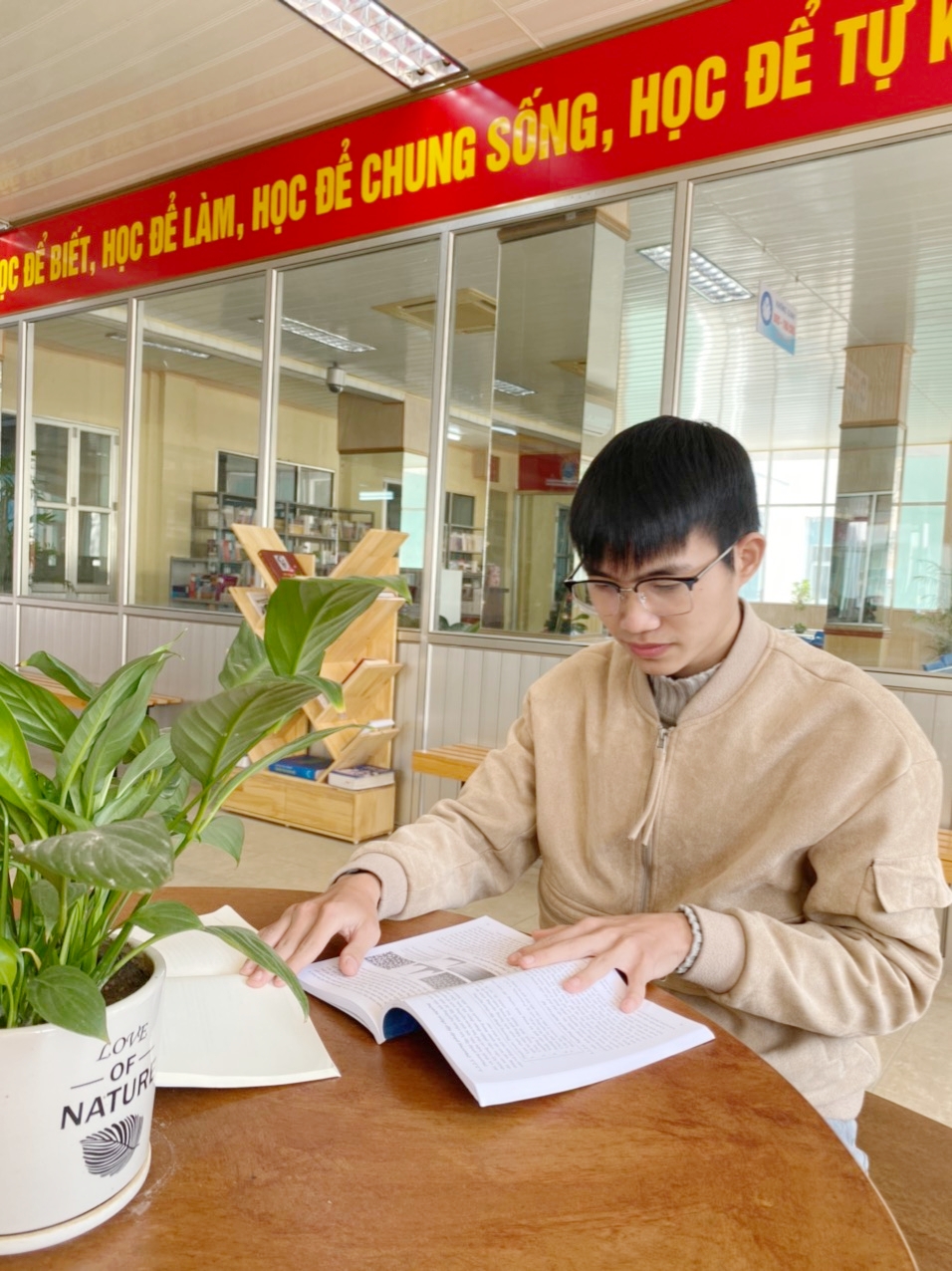 Trương Văn Tuấn thường xuyên lên thư viện tìm tài liệu học tập