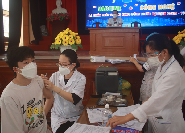 Trường Đại học Sao Đỏ phối hợp với Trung tâm y tế thành phố Chí Linh tổ chức tiêm vaccine phòng Covid-19 mũi 3 cho sinh viên nhà trường