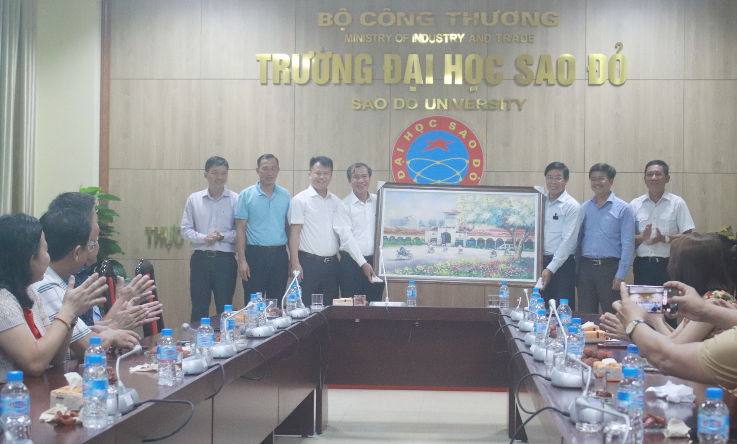 Lãnh đạo Trường Đại học Sao Đỏ tiếp và làm việc với đoàn công tác Trường Đại học Công nghiệp Thực phẩm Thành phố Hồ Chí Minh