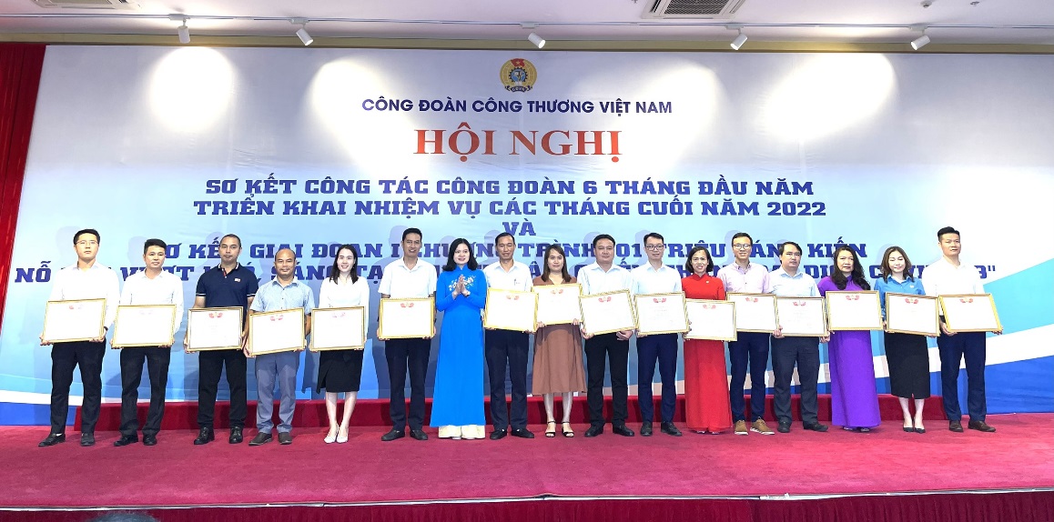 Công đoàn Trường Đại học Sao Đỏ và hai cá nhân vinh dự được Công đoàn Công Thương Việt Nam tặng Bằng khen