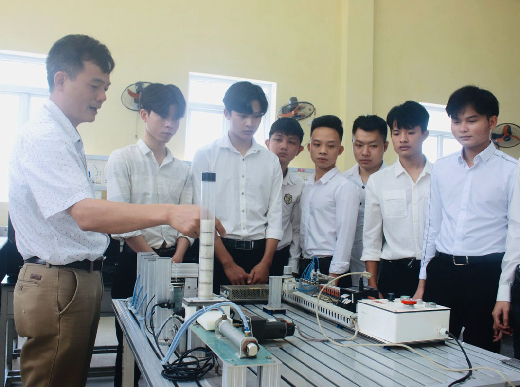 Sinh viên ngành Kỹ thuật điều khiển và tự động hóa trong giờ thực hành tại Trung tâm thực hành thực nghiệm khoa Điện