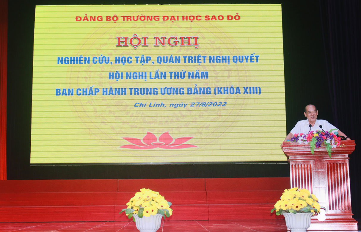 Đồng chí Nguyễn Đức Hà - Nguyên Vụ trưởng Vụ Cơ sở Đảng, Ban Tổ chức Trung ương truyền đạt các nội dung chính của Nghị quyết Hội nghị lần thứ năm Ban Chấp hành Trung ương Đảng khóa XIII