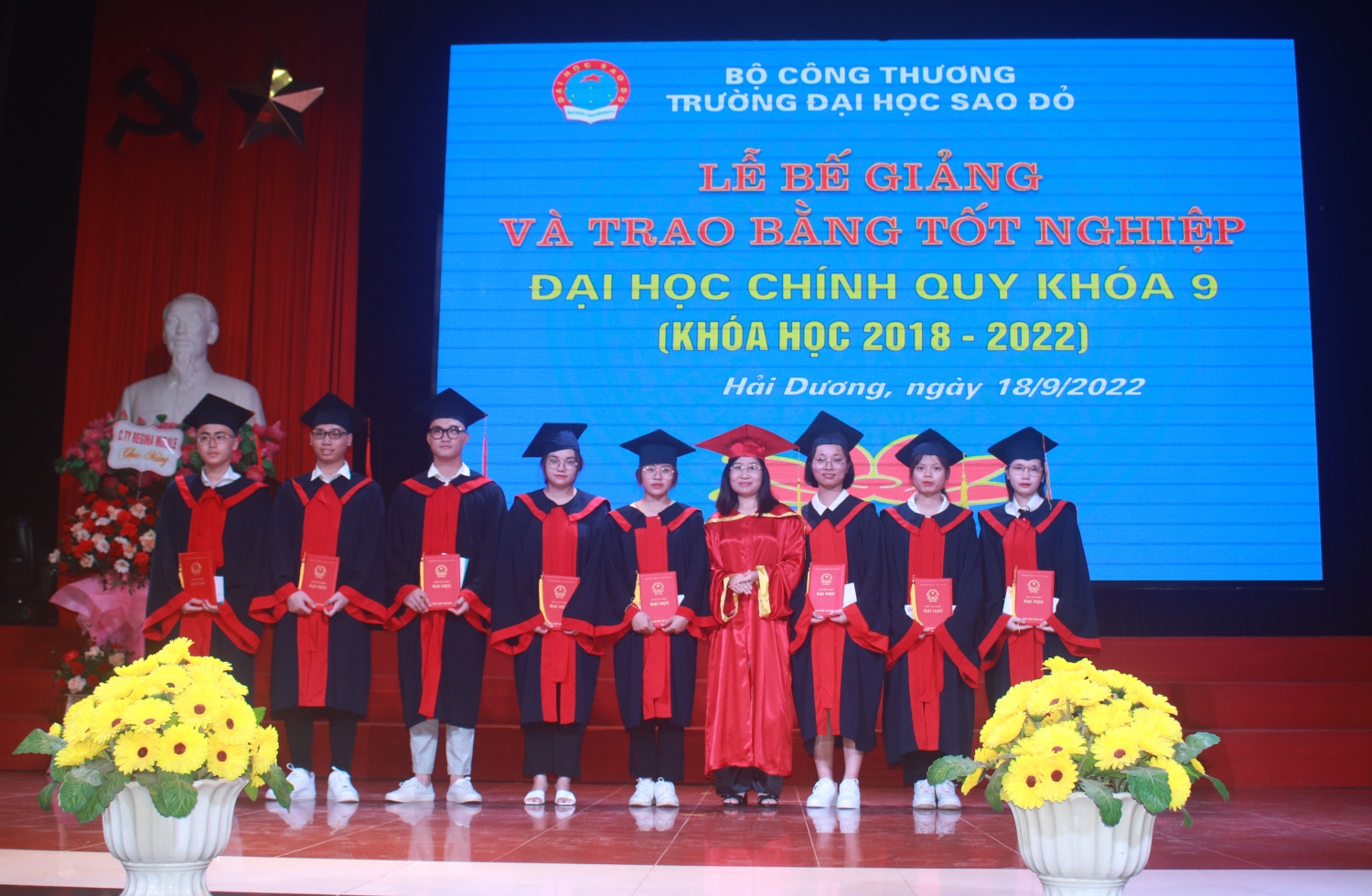 Trường Đại học Sao Đỏ long trọng tổ chức Lễ bế giảng và trao bằng tốt nghiệp Đại học chính quy khóa 9
